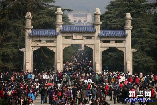 第三：南京 资料图片：游客在南京中山陵参观游览.jpg