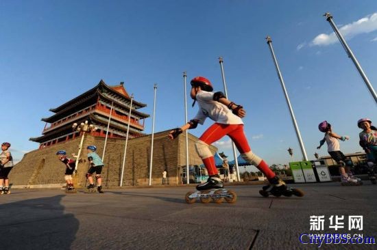 第八：北京 资料图片：6月11日，几名少年儿童在北京正阳门城楼下滑旱冰。新华社发 胡庆明 摄 ...
