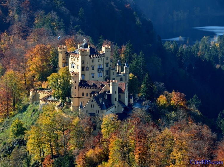 德国霍亨施旺高城堡（又称旧天鹅堡），一座19世纪的宫殿，每年接待超过30万名游客。 ...