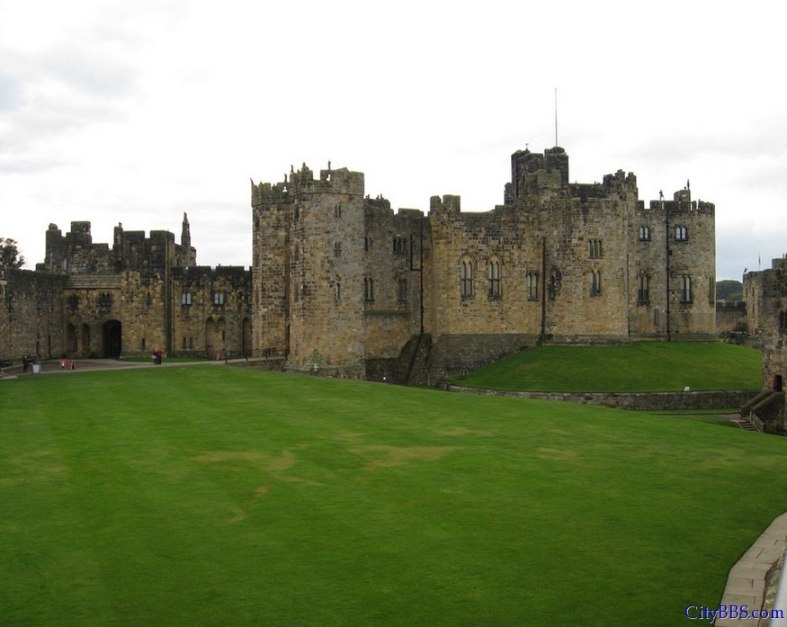 英国诺森伯兰郡安尼克城堡，《哈利·波特》系列电影就是在这座城堡里拍摄的，每年来此的游客达到80万。 ...