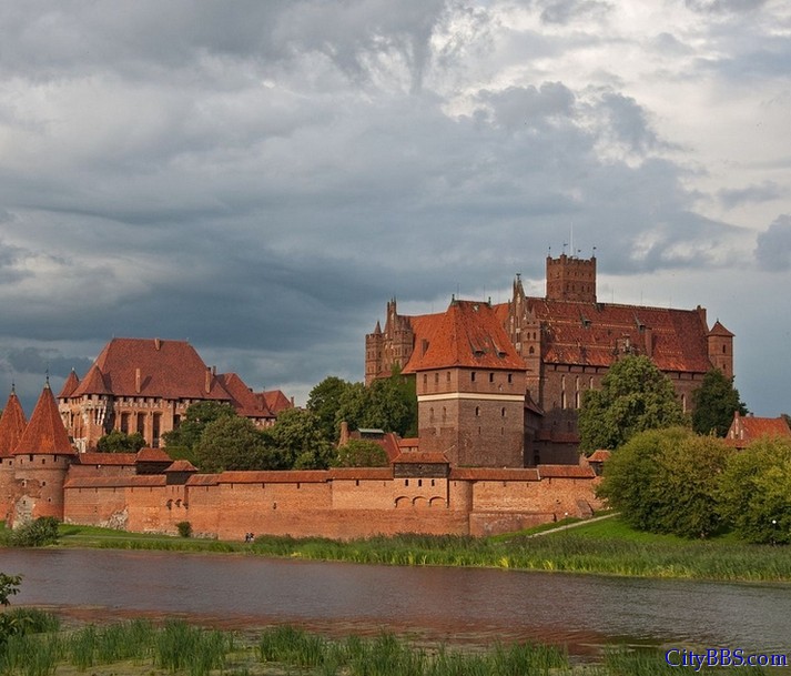 波兰马尔堡，世界上表面面积最大的城堡，也是欧洲最大的砖砌建筑。