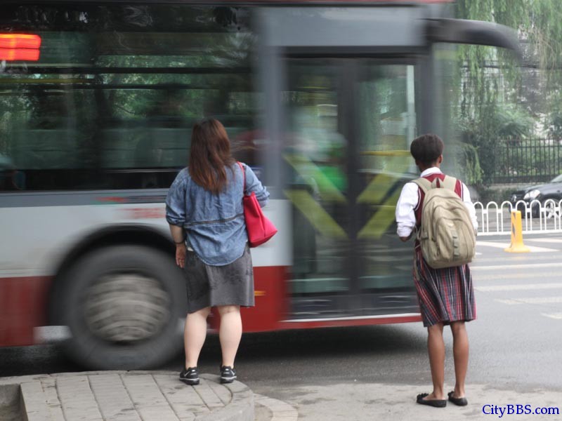 由于离学校不太远，Alisa没有选择坐校车，而是每天步行上学放学，时间紧的话也会坐两站公交车。看上去她已 ...