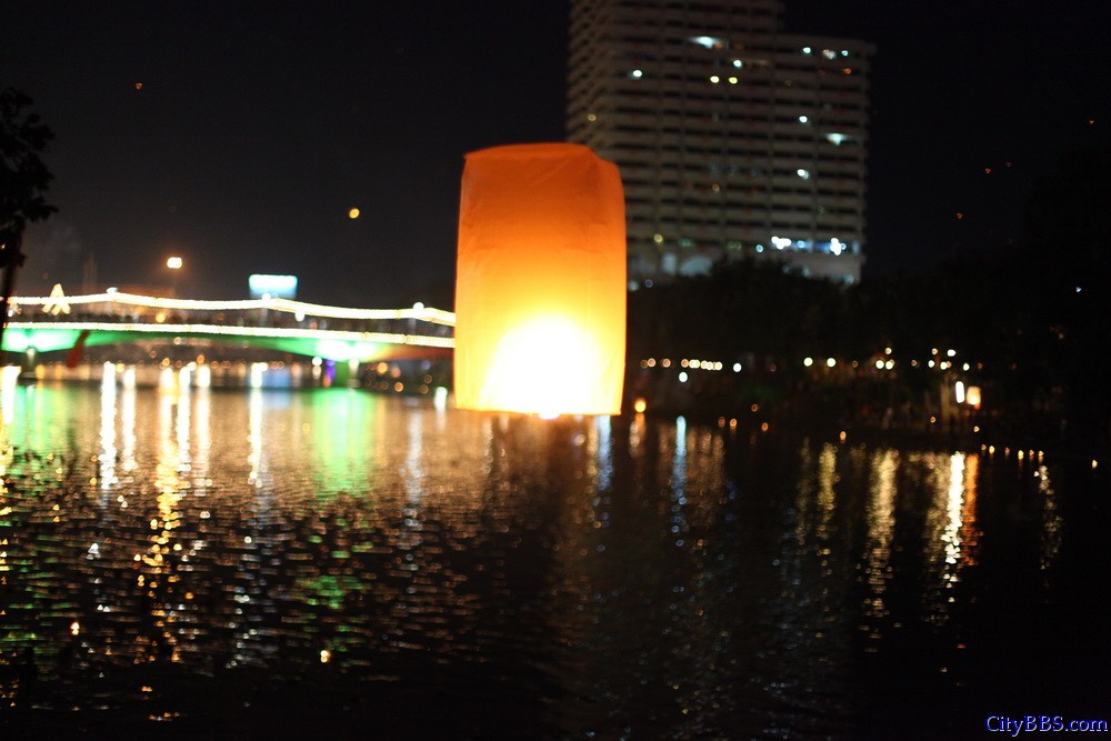 清迈水灯节之滨河夜景
