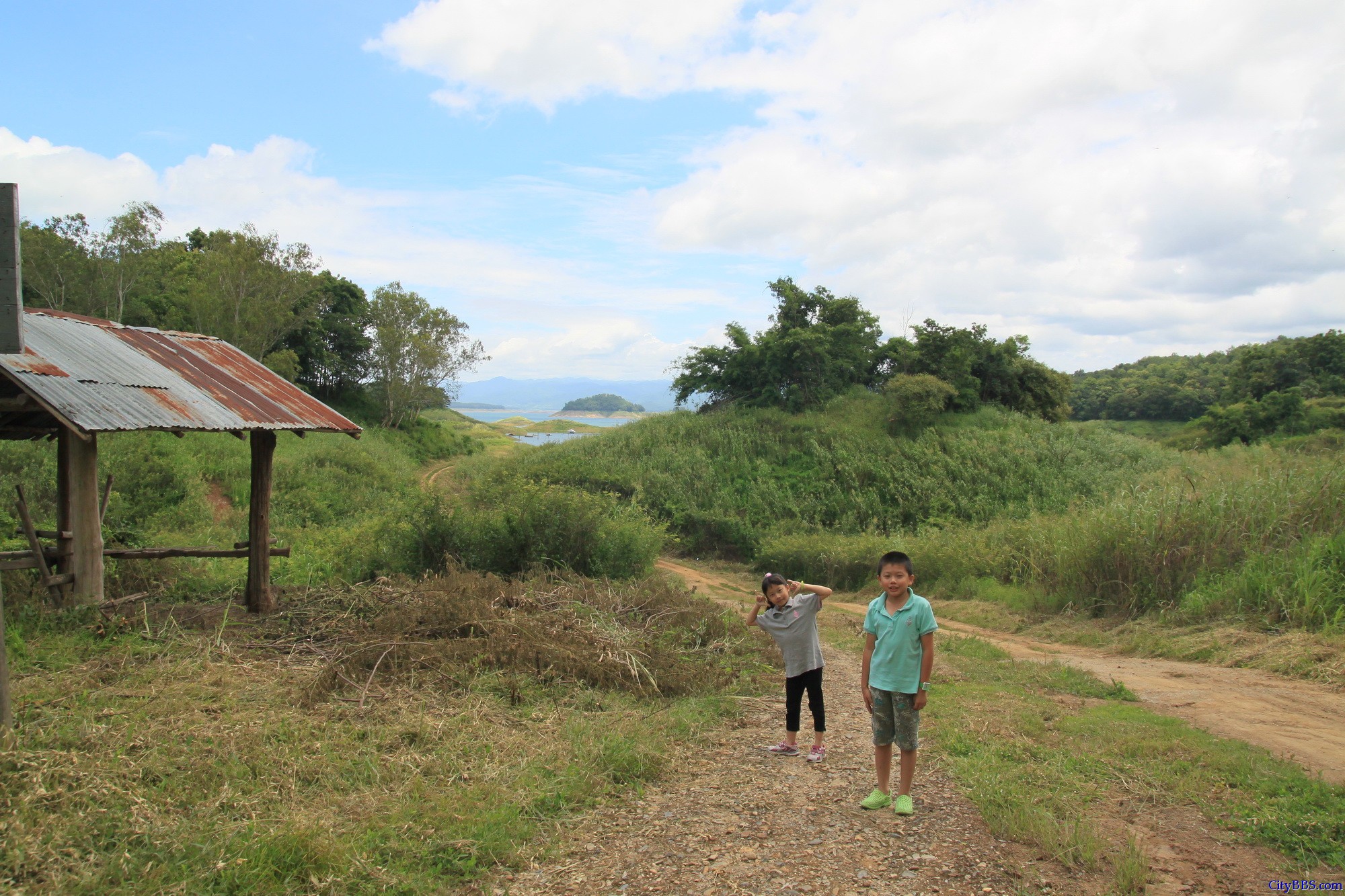 程逸府（又称乌达叻滴府 Uttaradit）的诗丽吉水坝（Sirikit Dam）