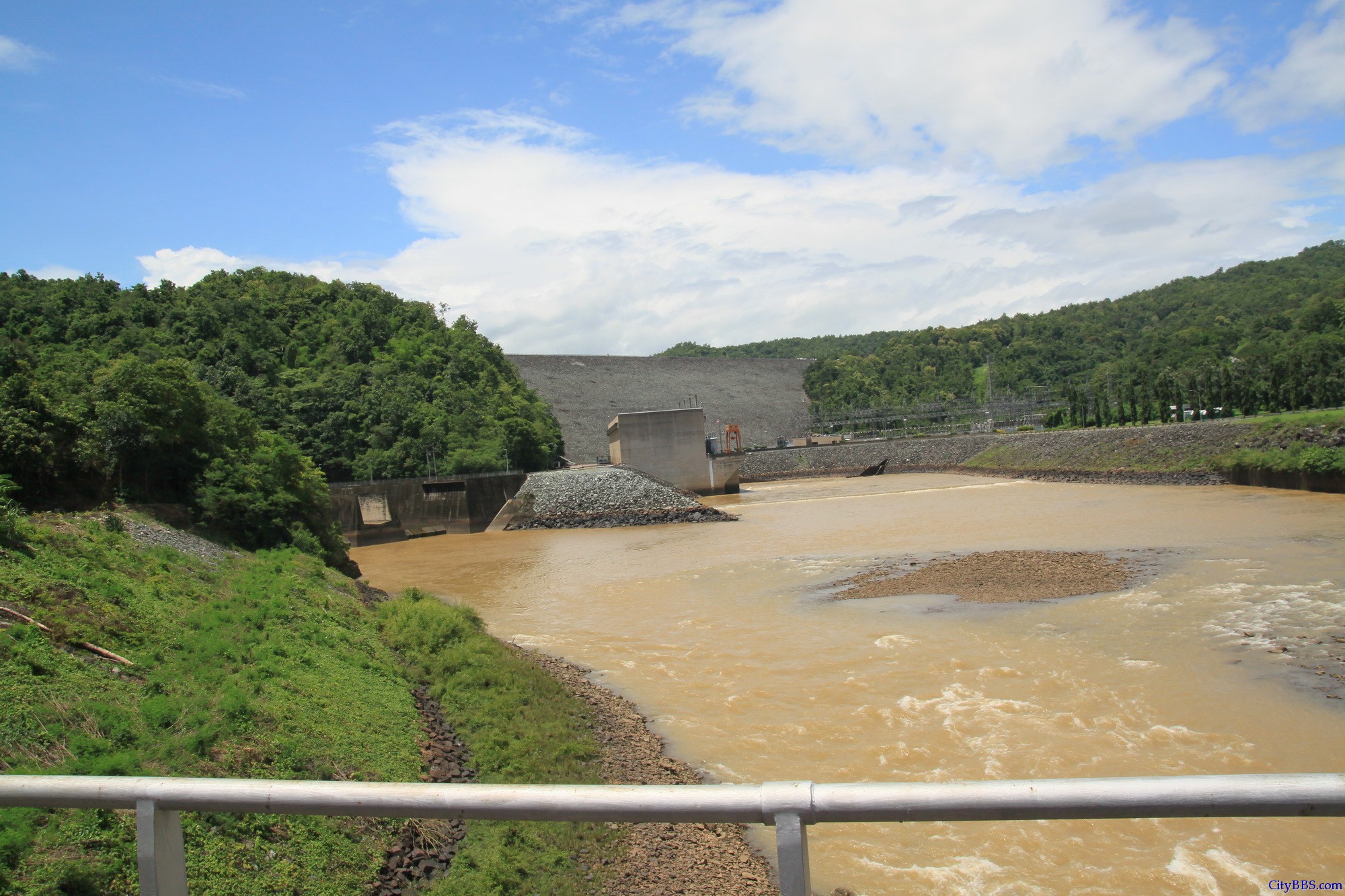 程逸府（又称乌达叻滴府 Uttaradit）的诗丽吉水坝（Sirikit Dam）