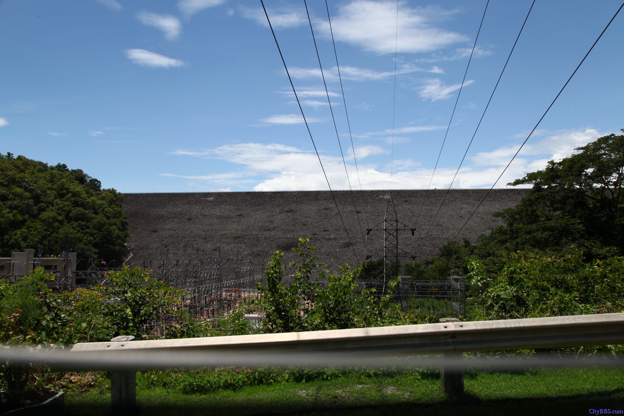 程逸府（又称乌达叻滴府 Uttaradit）的诗丽吉水坝（Sirikit Dam）