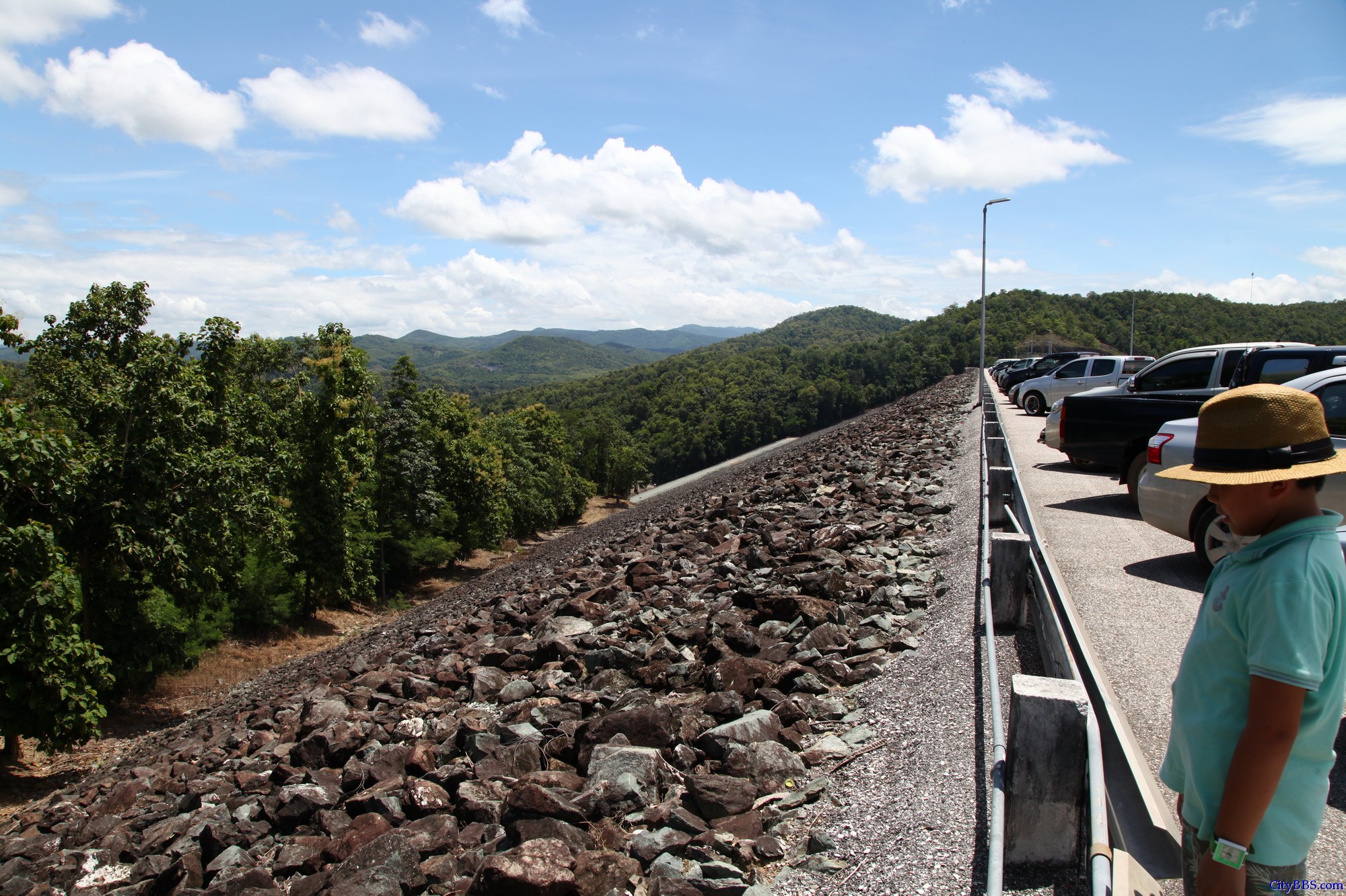 程逸府（又称乌达叻滴府 Uttaradit）的诗丽吉水坝（Sirikit Dam）