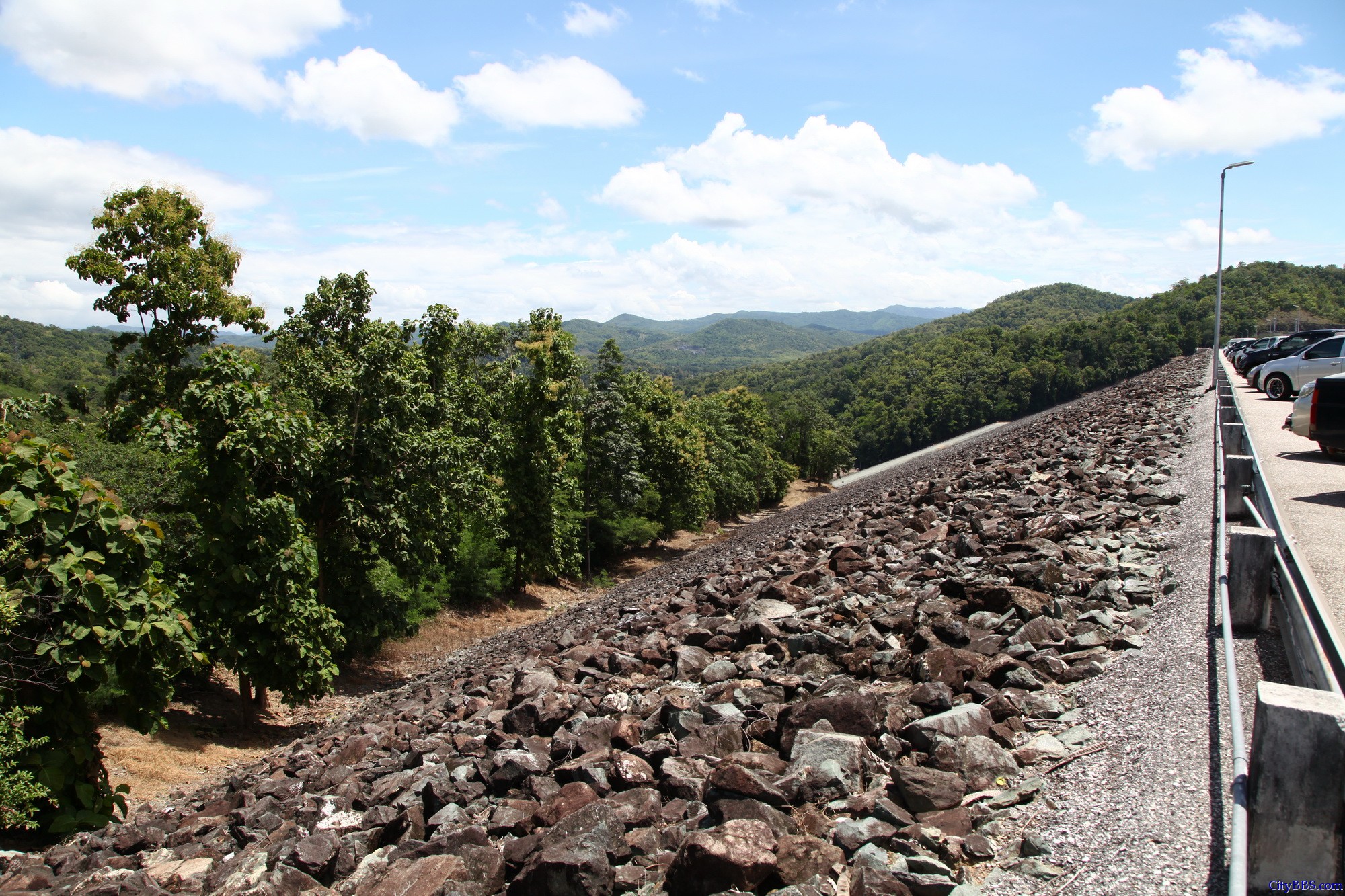 程逸府（又称乌达叻滴府 Uttaradit）的诗丽吉水坝（Sirikit Dam）