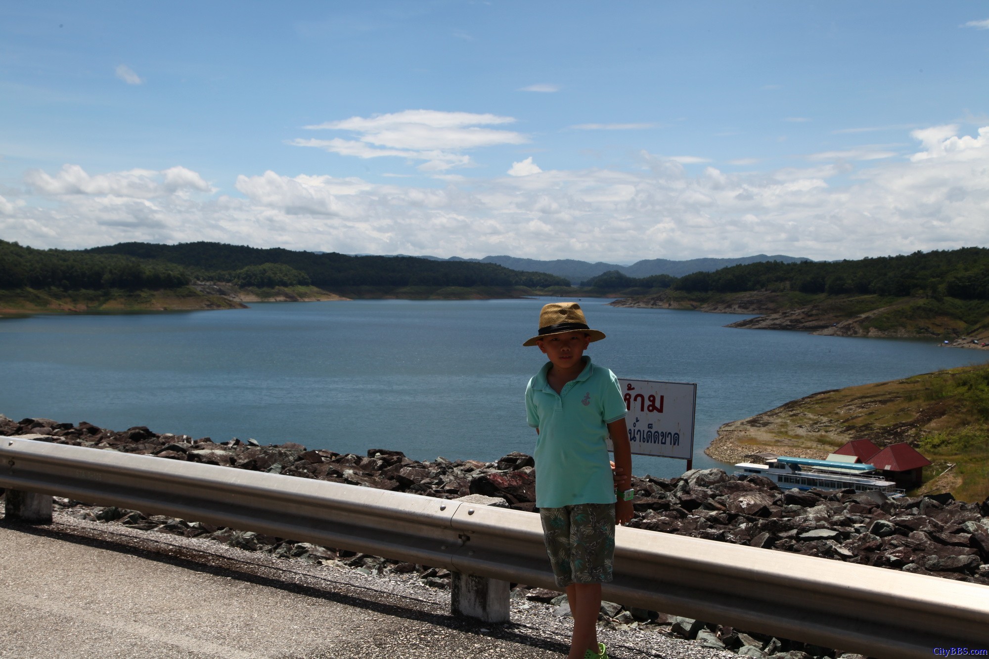 程逸府（又称乌达叻滴府 Uttaradit）的诗丽吉水坝（Sirikit Dam）