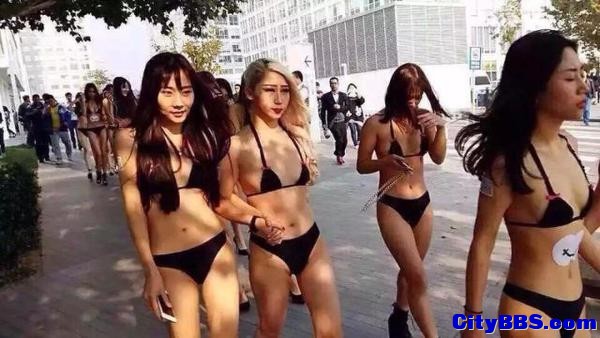 北京街头比基尼女模游街将受罚 曾被批低俗