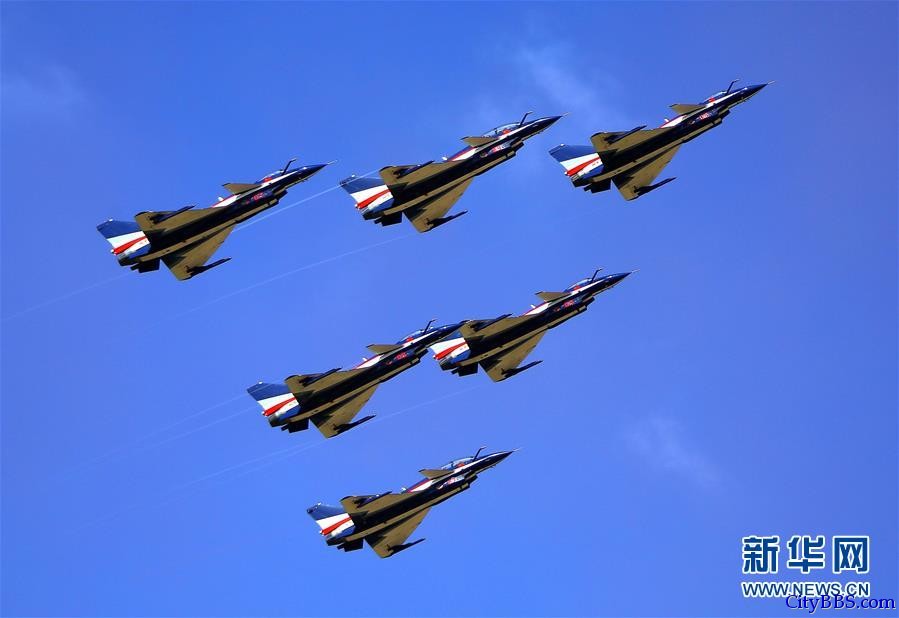 中国空军歼-10表演机首次在泰国升空表演