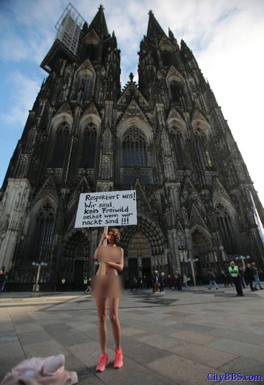 女艺术家科隆大教堂前脱光 抗议难民性侵