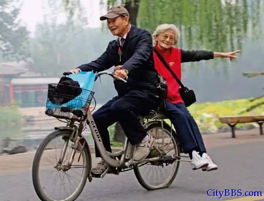 潘际銮喜欢骑着自行车，带着比他小四岁的妻子李世豫在校园里散步
