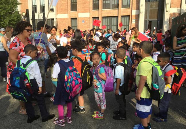 纽约公立学校9月开学 华人家长送孩子挤爆校园