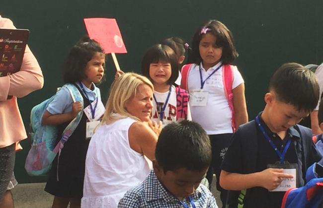纽约公立学校9月开学 华人家长送孩子挤爆校园