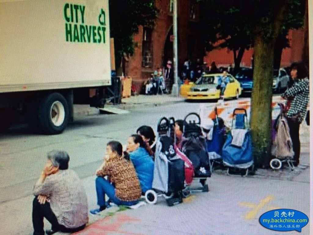 这些中国老人在路边排排坐 等着领美国救济