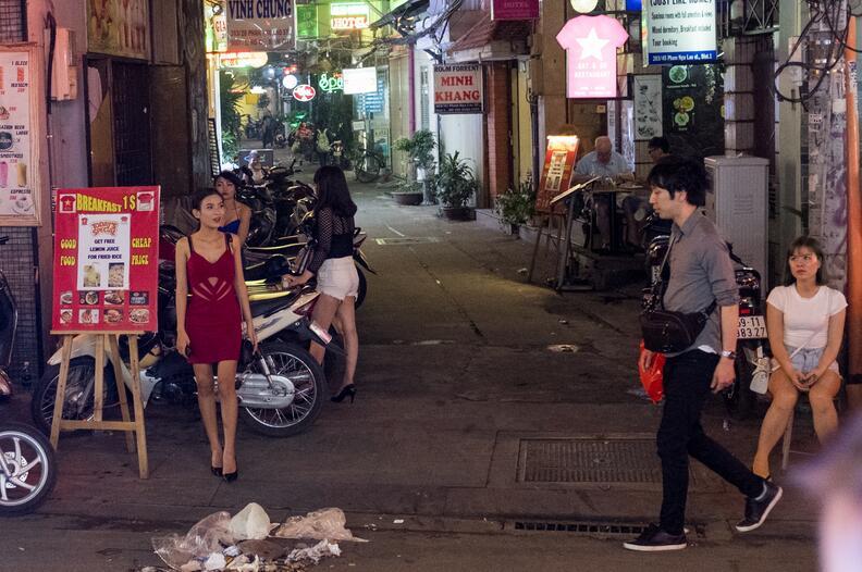 实拍越南夜生活，一边是纸醉灯谜，一边是艰难生活2.jpg
