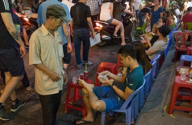实拍越南夜生活，一边是纸醉灯谜，一边是艰难生活8.jpg