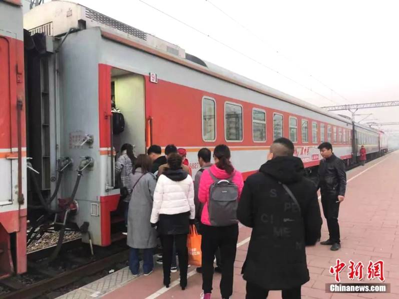 河北燕郊到北京：早晚通勤4小时 挤火车上班