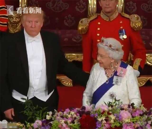 特朗普盛赞女王伟大 下一秒拍女王肩被批太失礼