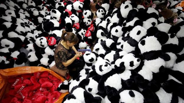 连云港一家工厂生产的毛绒玩具，将向全球各国发货