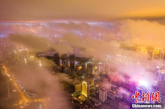 湖北武汉暴雨过后云雾缭绕灯光辉映宛如仙境