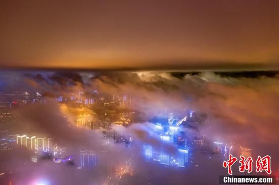 湖北武汉暴雨过后云雾缭绕灯光辉映宛如仙境