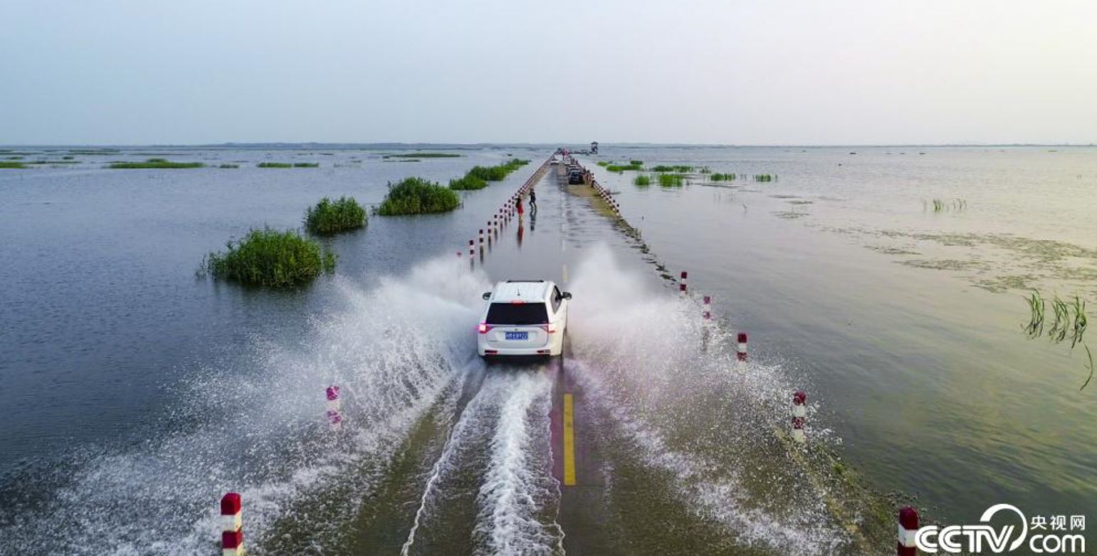 2019年6月23日，江西九江，被网友誉为"最美水上公路"的永吴公路大湖池段再现水上美景，吸引众多游人前来观 ...