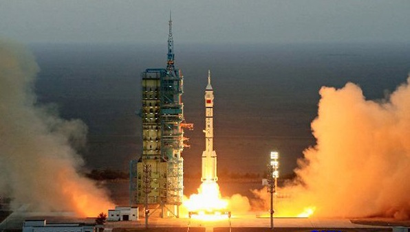 搭载载人航天器的中国“长征2F”火箭被发射升空