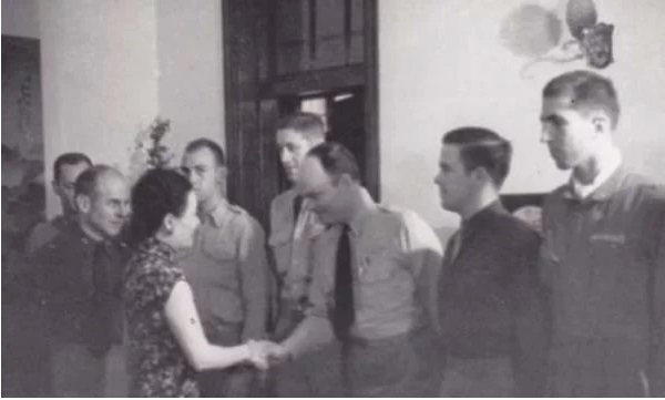 杜立特等美军在重庆接受蒋介石夫人宋美龄授勋