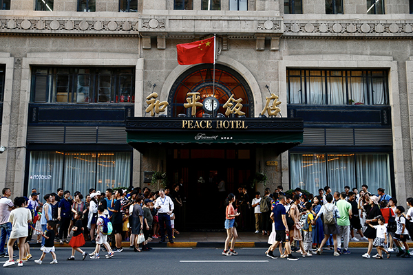 刘鹤与美方代表登上和平饭店露台共览黄浦江