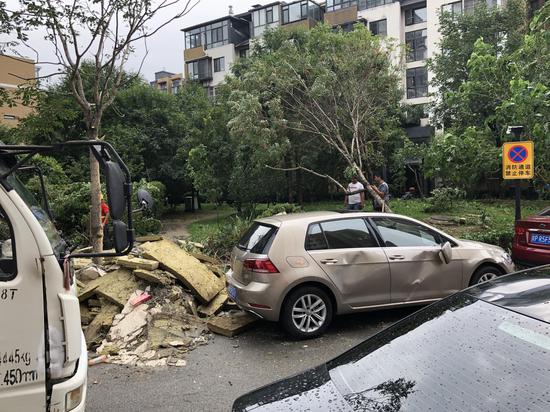 北京大风暴雨：墙皮被撕掉 大量私家车被砸