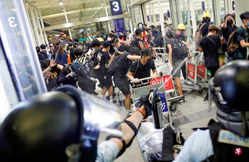 暴徒阻碍香港机场运作