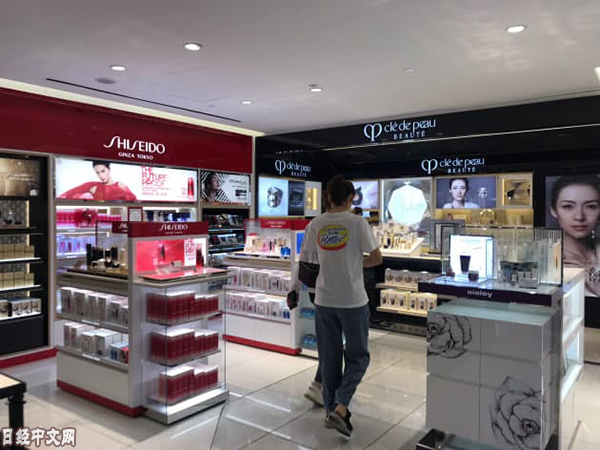 全球化妆品厂商追着中国游客开展业务
