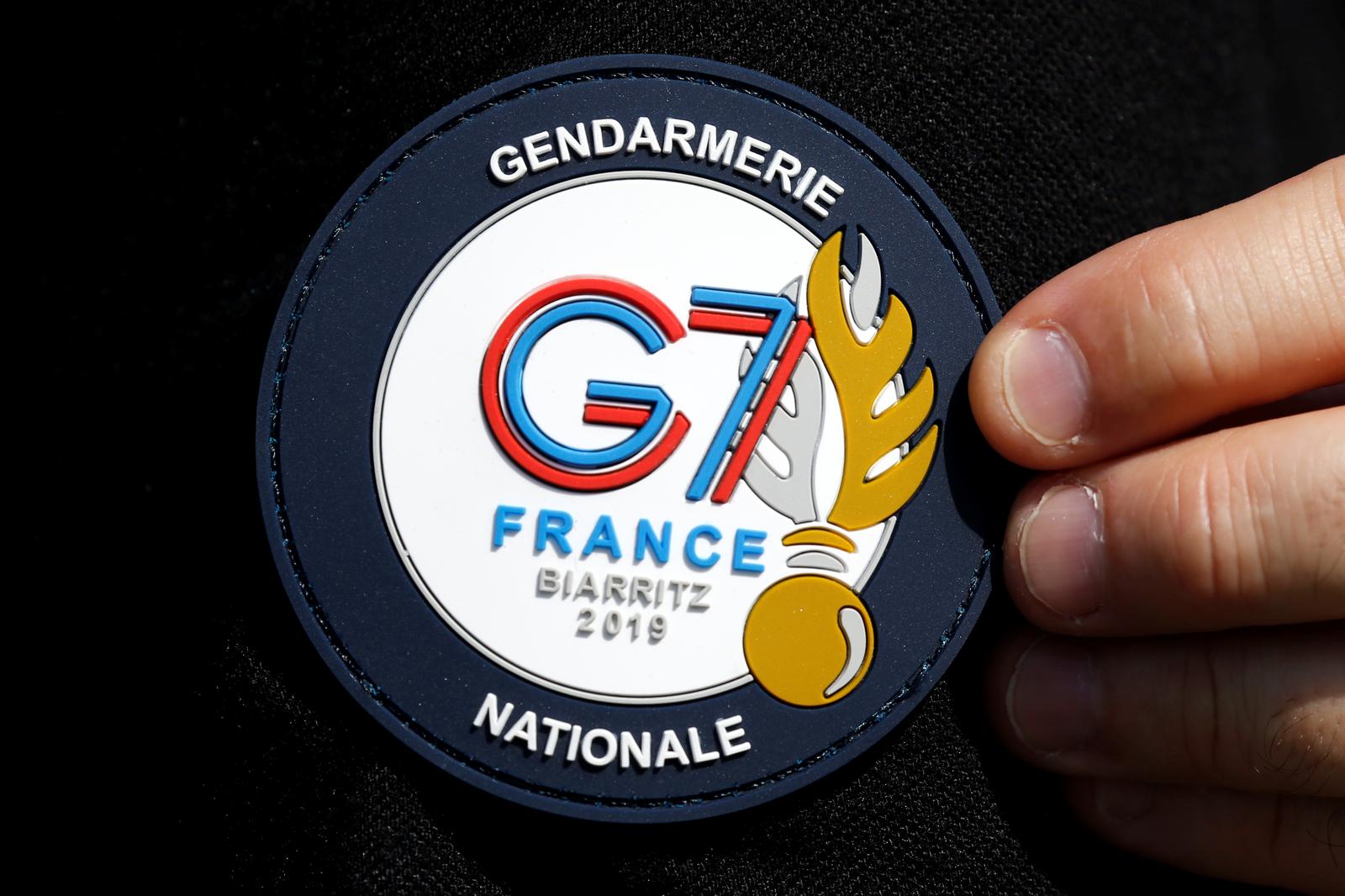 法国比亚里茨，一名巡警制服臂章上的G7峰会标识