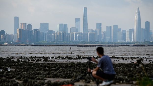 一名男子在香港隔海拍摄深圳天际线