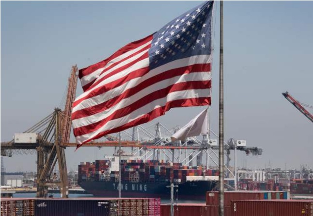 今年8月从中国与亚洲运抵加州长堤港，等待验关的货柜