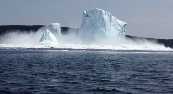 北极冰川融化崩塌掀起巨浪