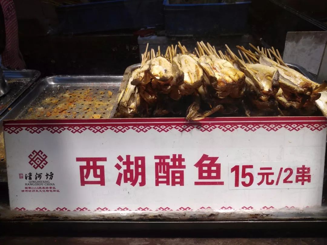 手掌般大的杭州锅贴与裹上面包糠的杭州黄金虾.jpg