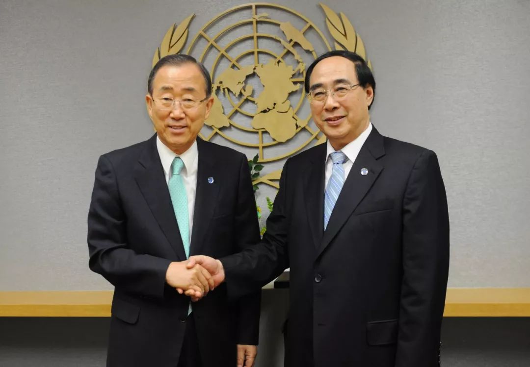 吴红波（右）就任联合国副秘书长，与时任秘书长潘基文握手