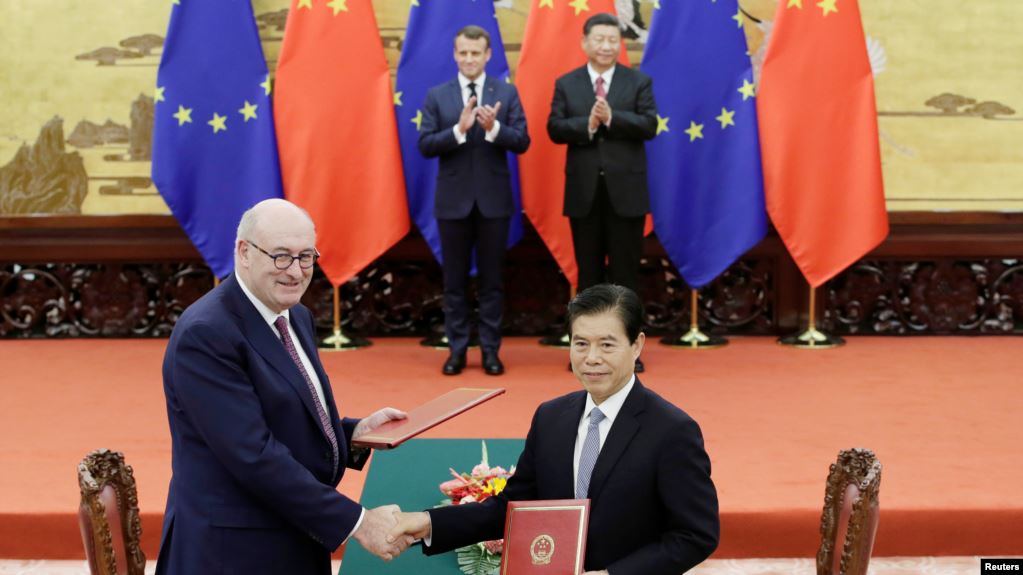 欧盟农业和农业发展事务专员菲尔·霍甘与中国商务部长钟山在北京人大会堂签署协议 ...