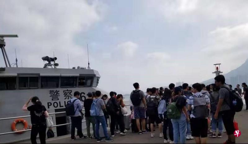 香港多所大学的大陆学生已经紧急撤离至深圳