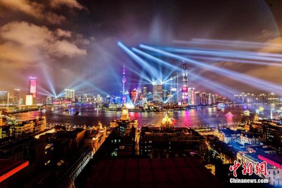 上海外滩灯光秀流光溢彩