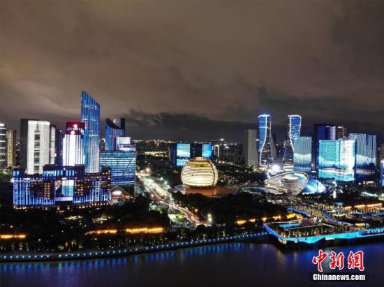 杭州钱塘江畔上演流光溢彩的灯光秀