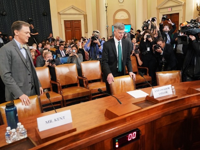 美国驻乌克兰代办泰勒（中）和美国务院助理国务卿帮办肯特（左）出席听证.jpg.jpg