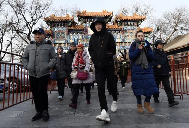 北京市民喝腊八粥祈福 雍和宫外排起百米长队