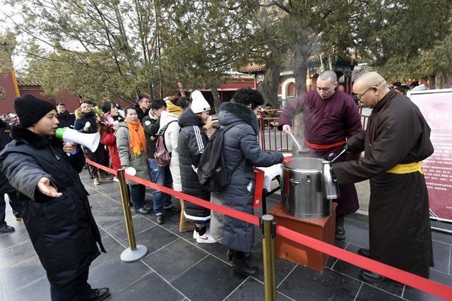 北京市民喝腊八粥祈福 雍和宫外排起百米长队