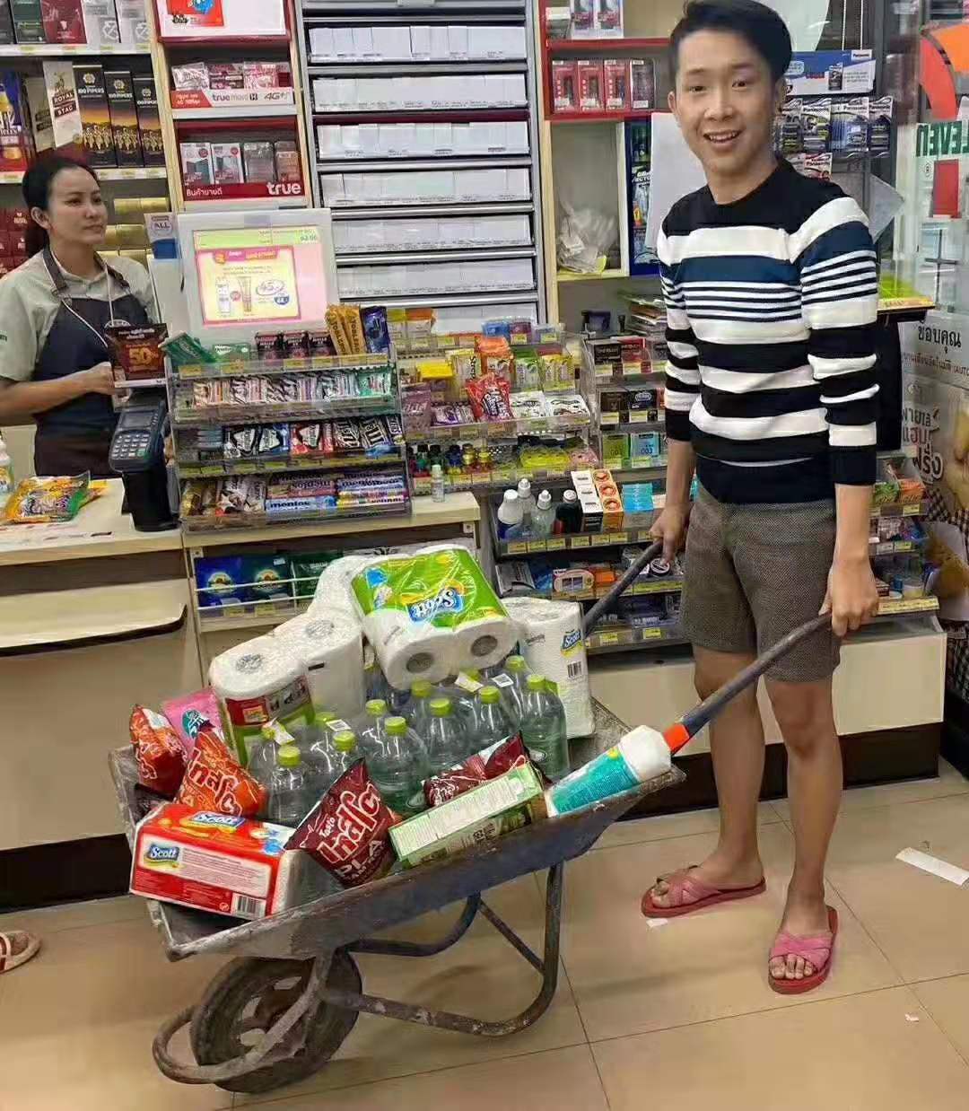 泰国购物中心停用塑料袋 市民发挥创意购物