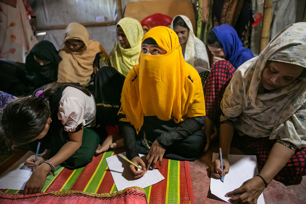 孟加拉国罗辛亚难民营一所女校的学生