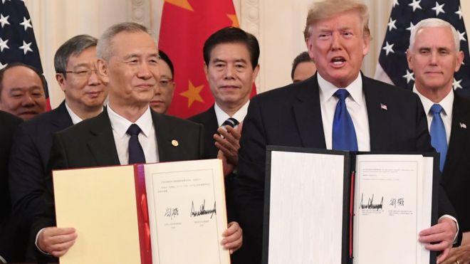 美国总统特朗普与中国副总理刘鹤15日中午在华盛顿白宫的东厅签署了美中第一阶段贸易协议 ... ... ...